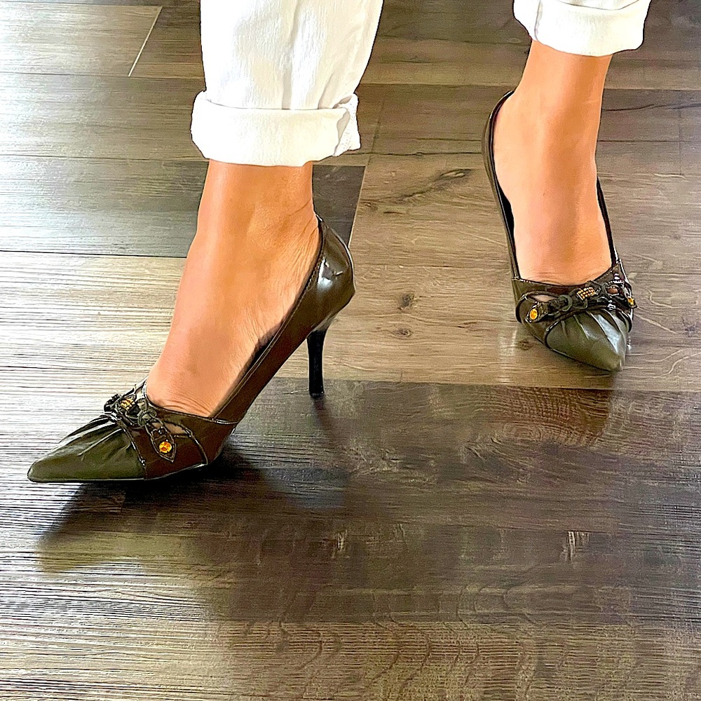 Selina by Summer Rio Army Green Pointed Toe Heels w/ Yellow Crystal  Size 8.5